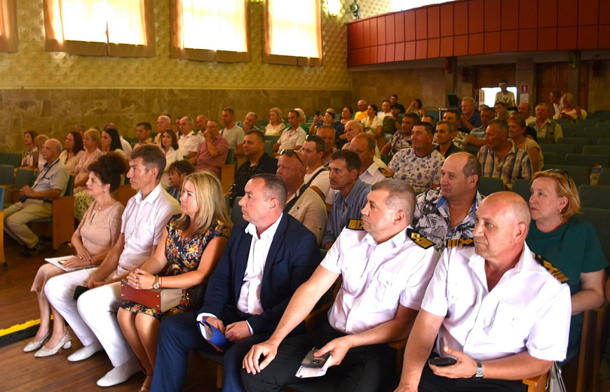Работников Евпаторийского порта поздравили с профессиональным праздником